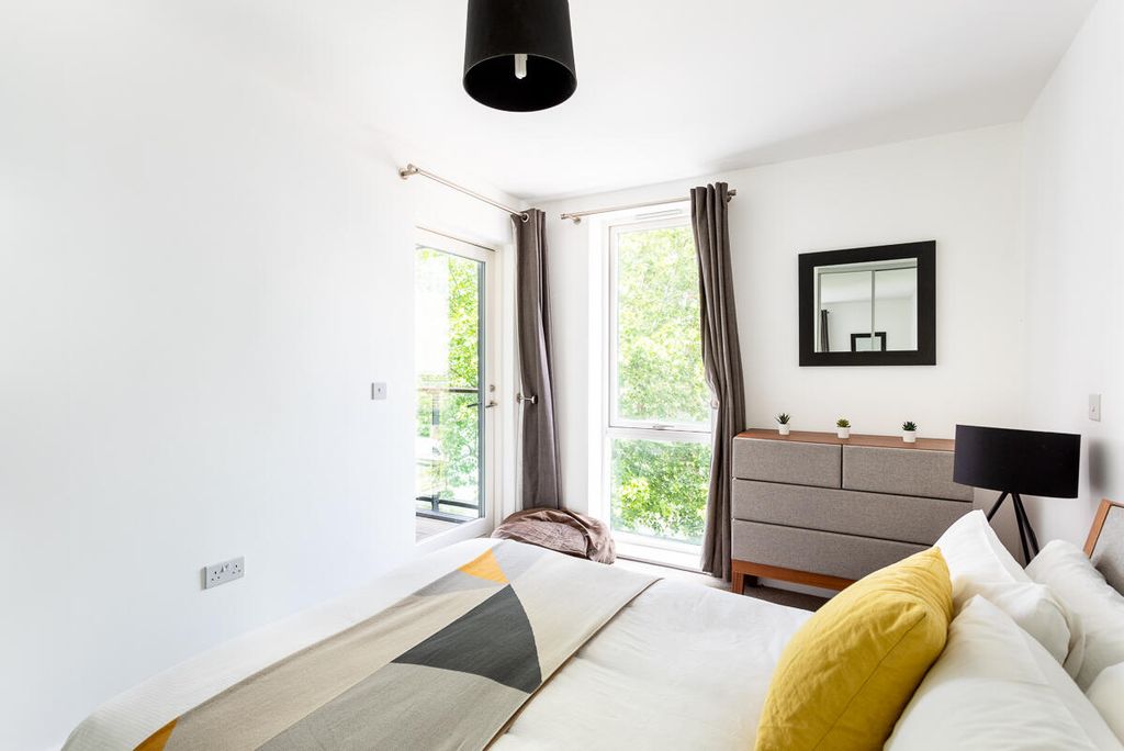 Property photo 3 of 28 Flat 14, The Porter Building, 130 Spa Road, Bermon