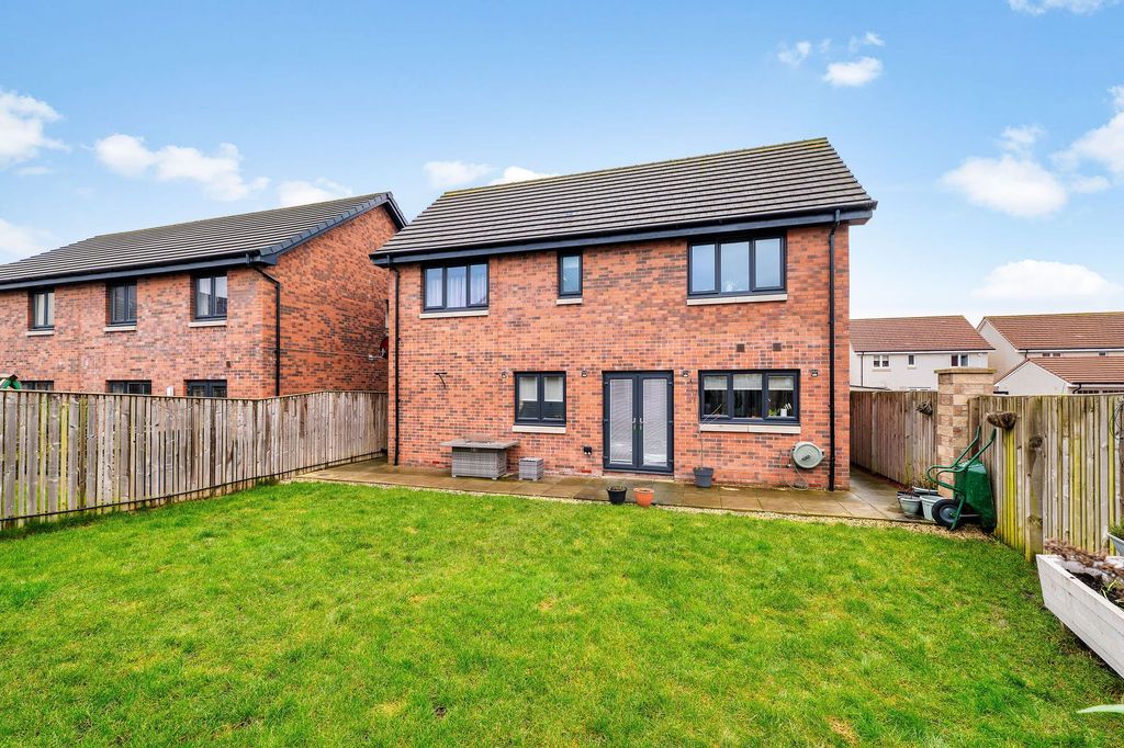 Property photo 2 of 33 Back Garden