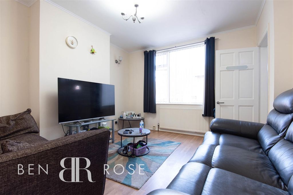 Property photo 2 of 16 Lounge