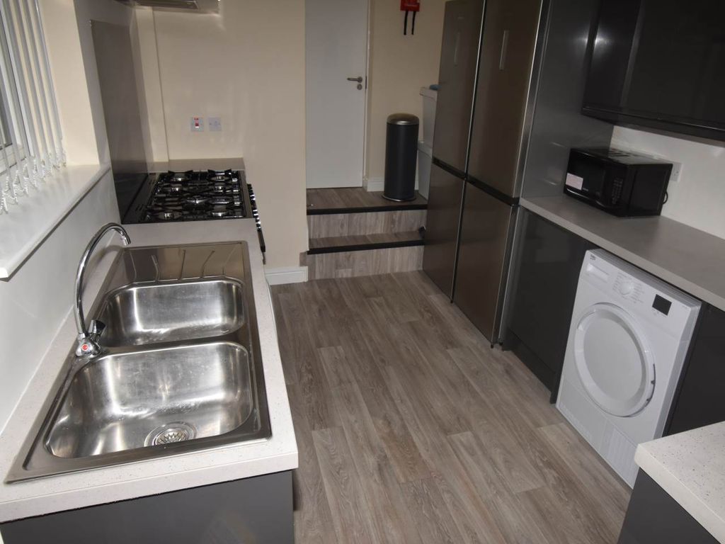 Property photo 3 of 10 Kitchen Photo 2