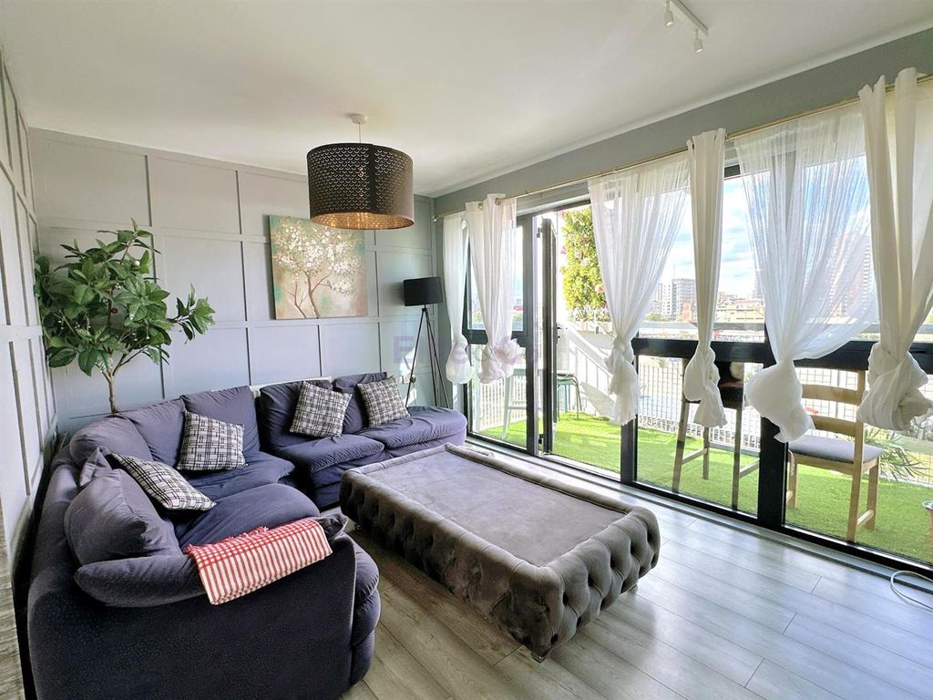 Property photo 1 of 17 Lounge/Diner