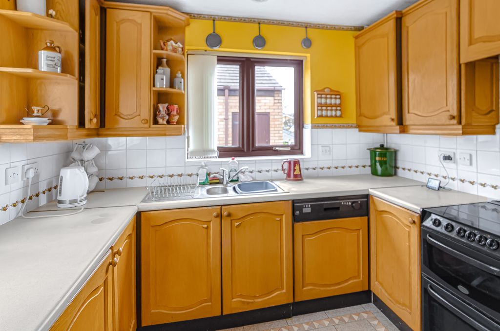 Property photo 3 of 22 Advert-28