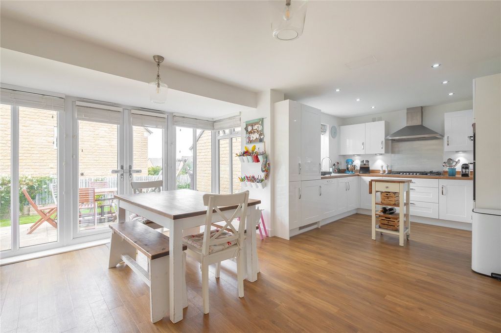 Property photo 3 of 31 Dining Kitchen