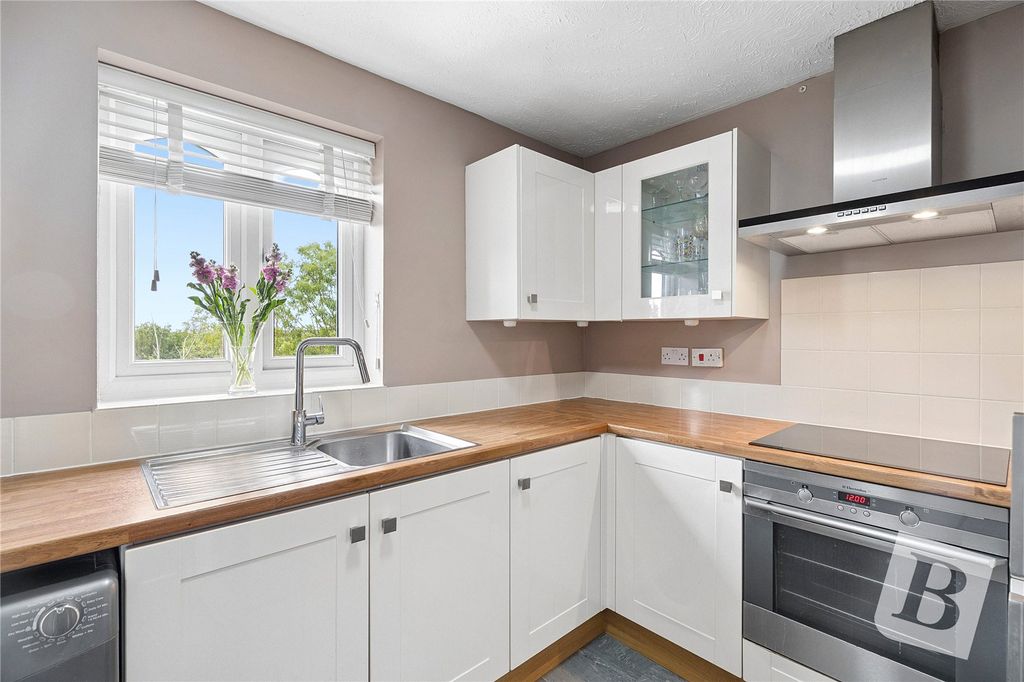 Property photo 2 of 8 Kitchen