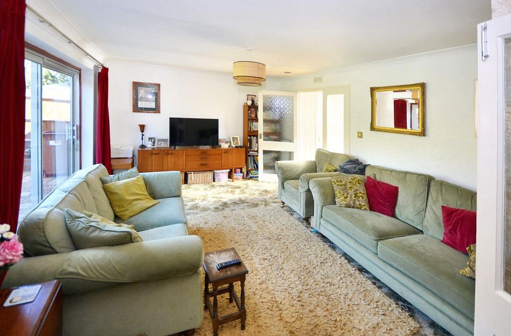 Property photo 3 of 14 Lounge