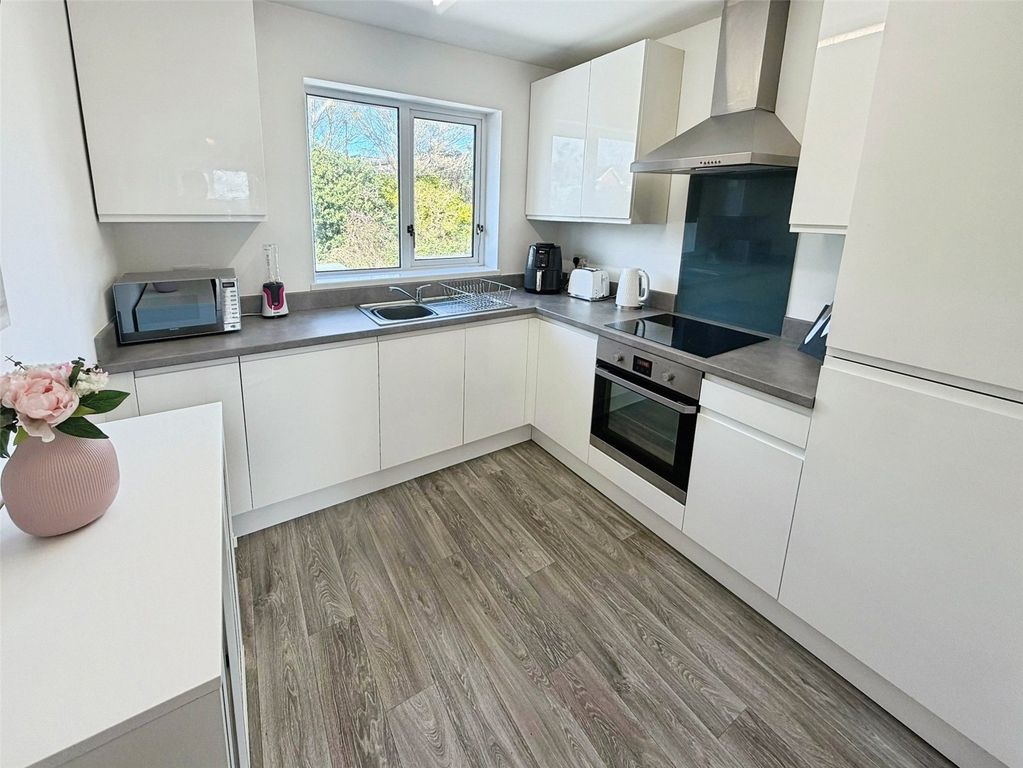 Property photo 3 of 10 Kitchen