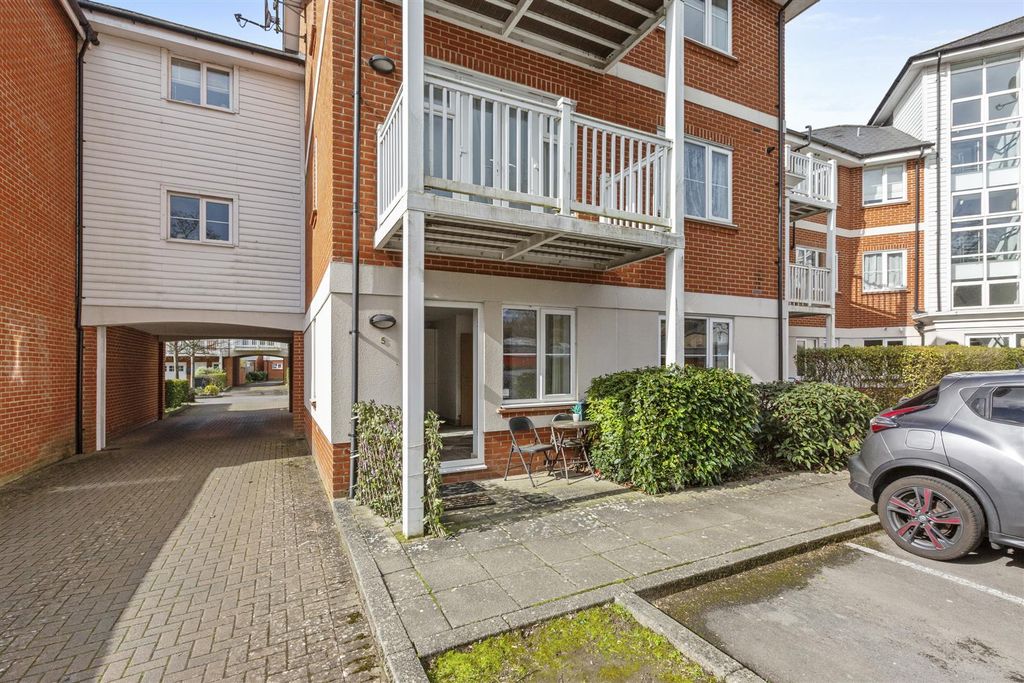 Property photo 2 of 12 5 York House, Chequers Ave, Hp11 1Gp-9.Jpg