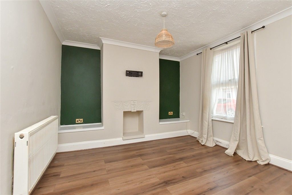 Property photo 3 of 13 Lounge