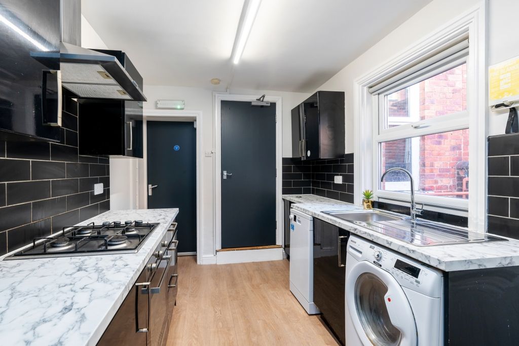 Property photo 3 of 18 9 Manor Drive, Kitchen 2