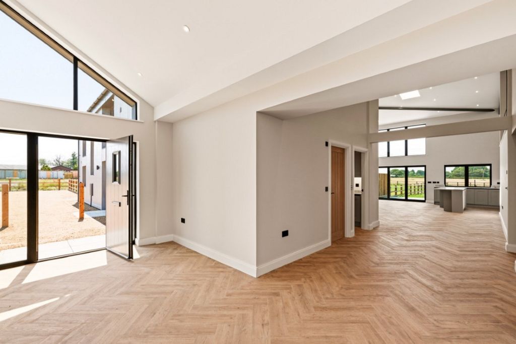 Property photo 2 of 31