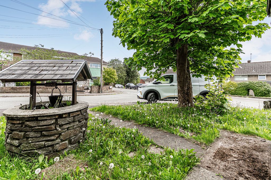 Property photo 2 of 27