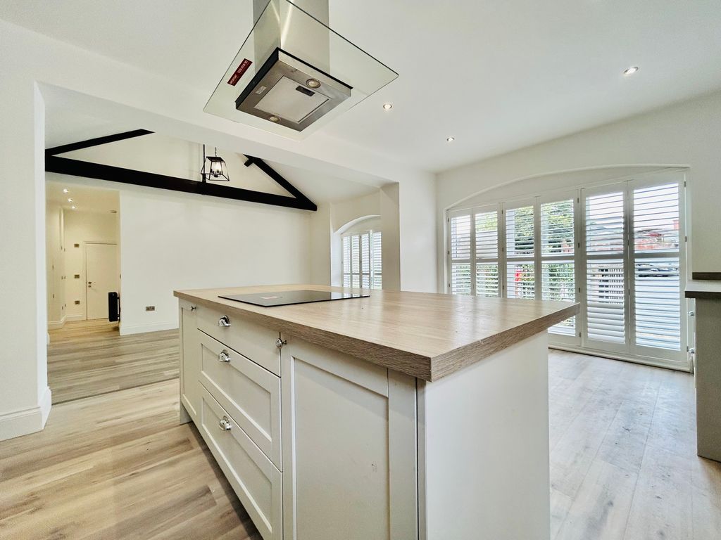 Property photo 3 of 9 Kitchen