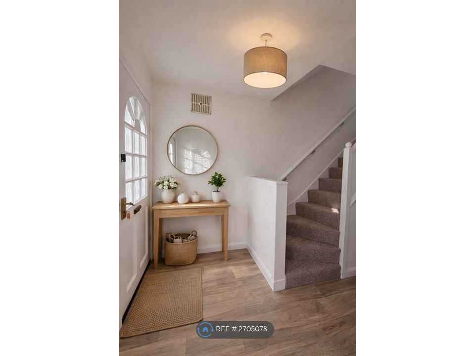 Property photo 2 of 9 Hallway