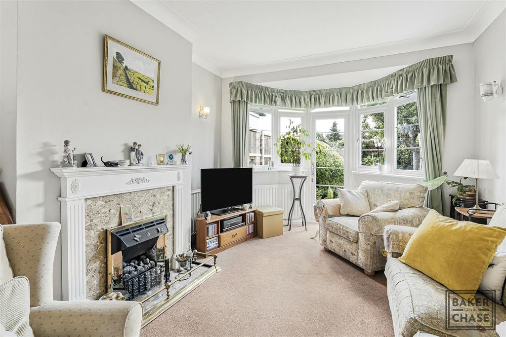 Property photo 3 of 32 Lounge