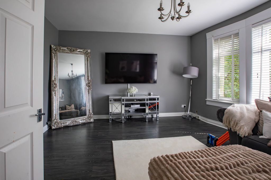 Property photo 3 of 17 Lounge