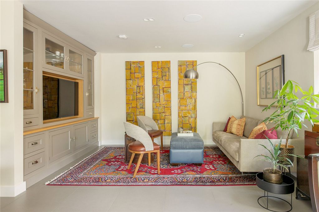 Property photo 3 of 19 Sitting Room