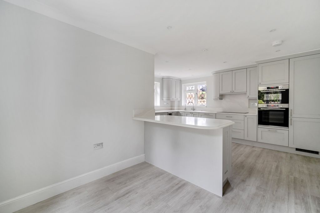 Property photo 2 of 15 Oakdene