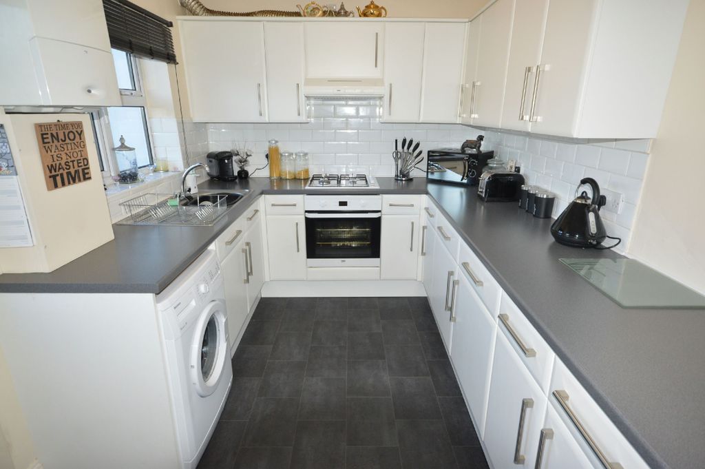 Property photo 2 of 11 Kitchen