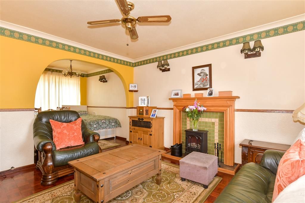 Property photo 3 of 11 Lounge