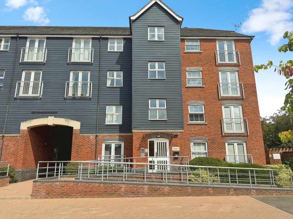 Property photo 1 of 7 Waterside Court, Hinckley