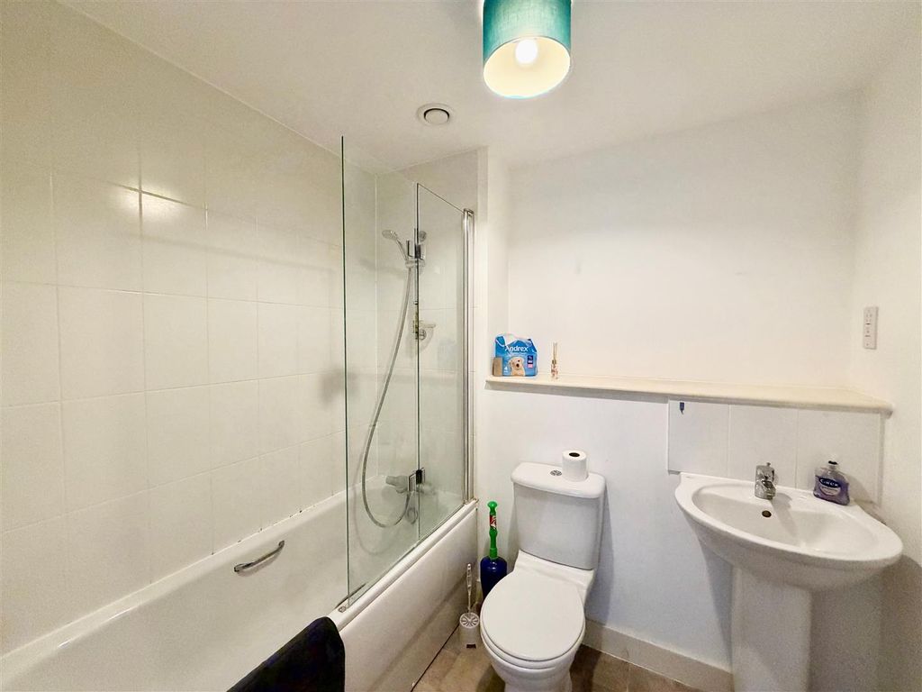 1 bed flat for saleKiln Close, Gloucester GL1 photo 4
