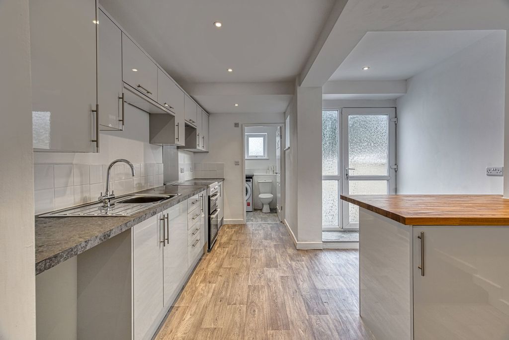 Property photo 2 of 26