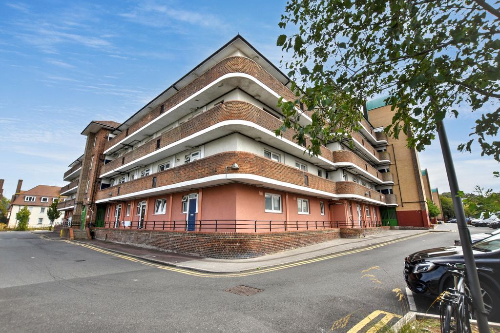 Property photo 1 of 16 Flat 44 Acworth House, Barnfield Road, Woolwich, London Se18 3Tp