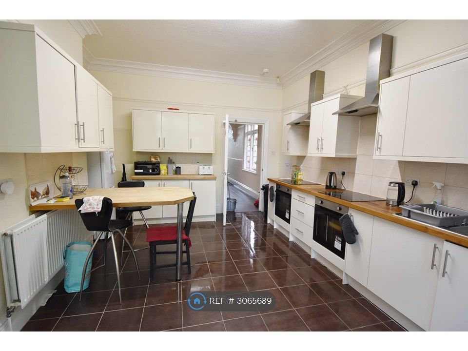 Property photo 2 of 7 Kitchen