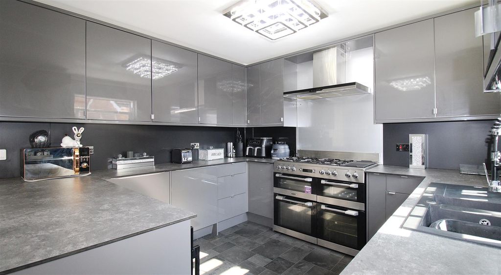 Property photo 2 of 20 Kitchen