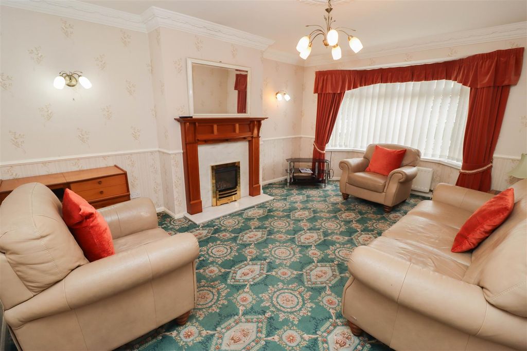 Property photo 2 of 15 Lounge