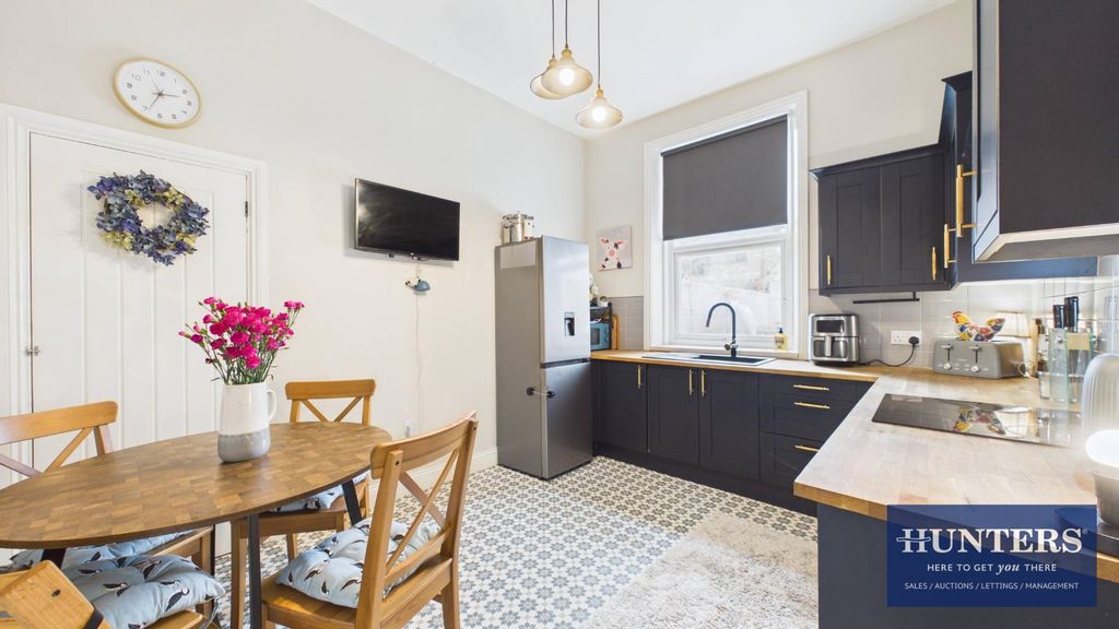 Property photo 3 of 19 Kitchen