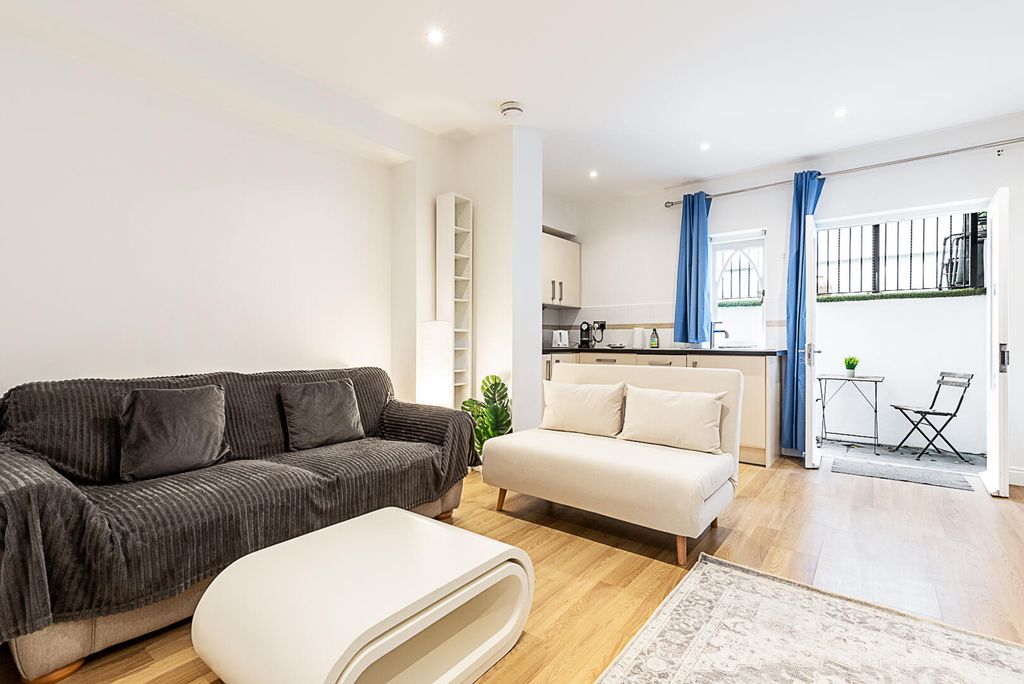 Property photo 3 of 16 Ipse1 - Lower Ground, 48 Upcerne Road.Jpg