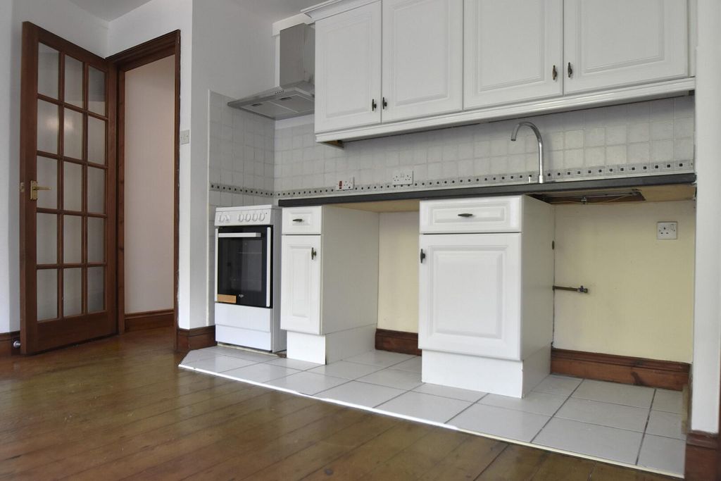 Property photo 3 of 6 Kitchen