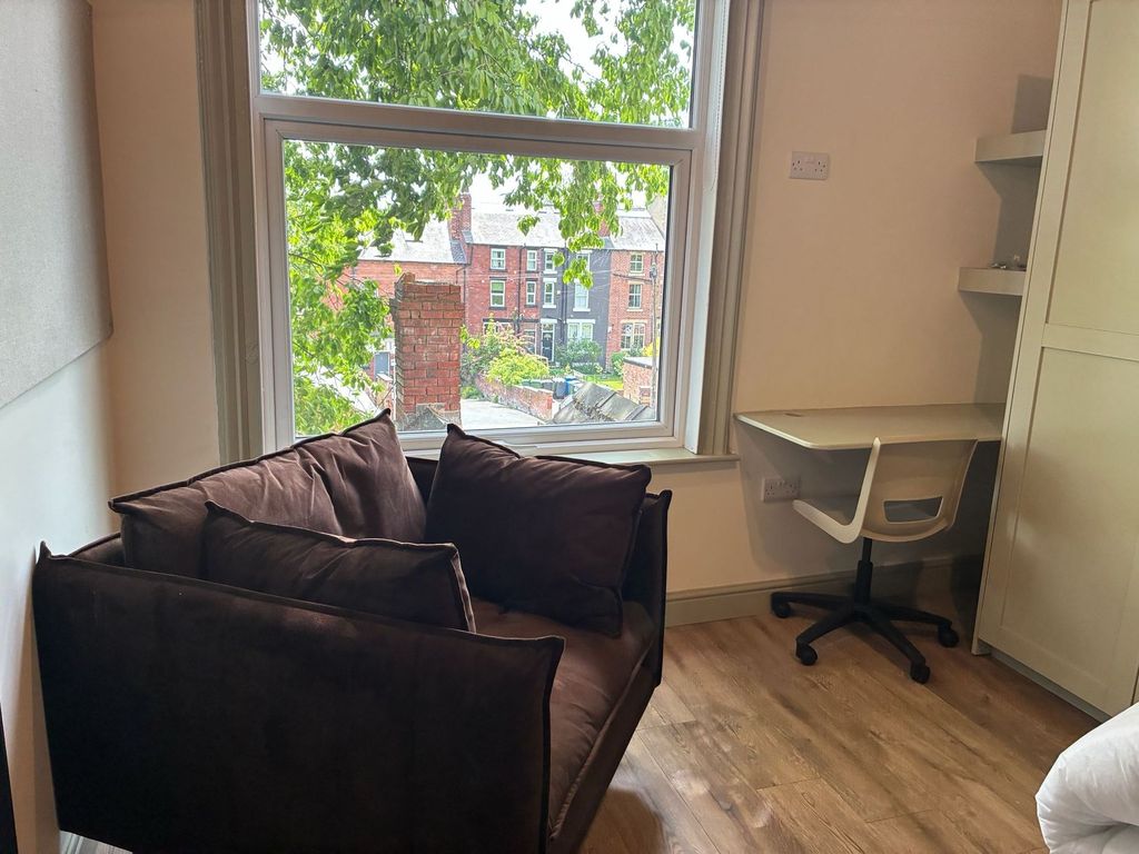 Property photo 2 of 4 Bright Bedroom With Large Window And Study Desk An...