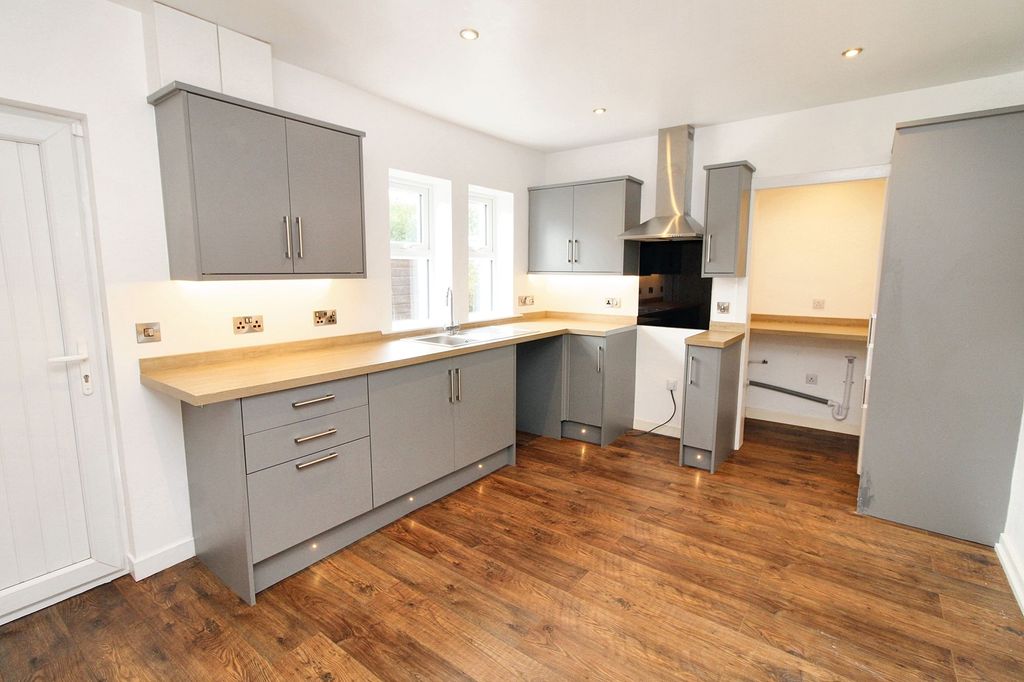 Property photo 2 of 19 Kitchen