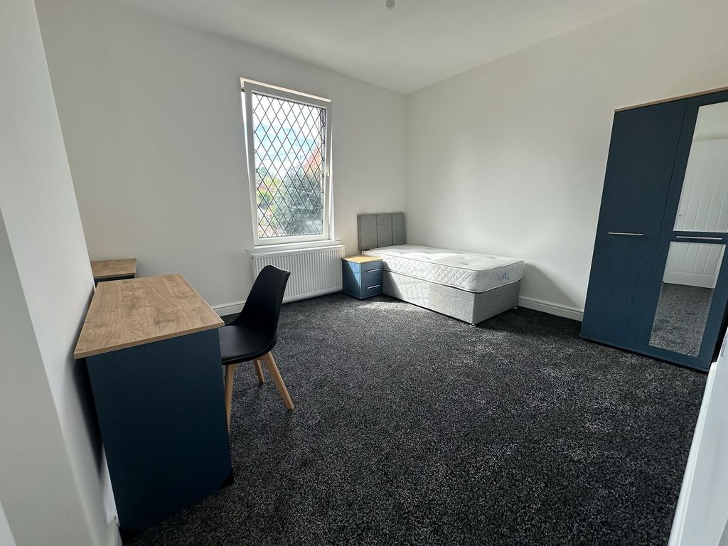 Property photo 1 of 9 Room