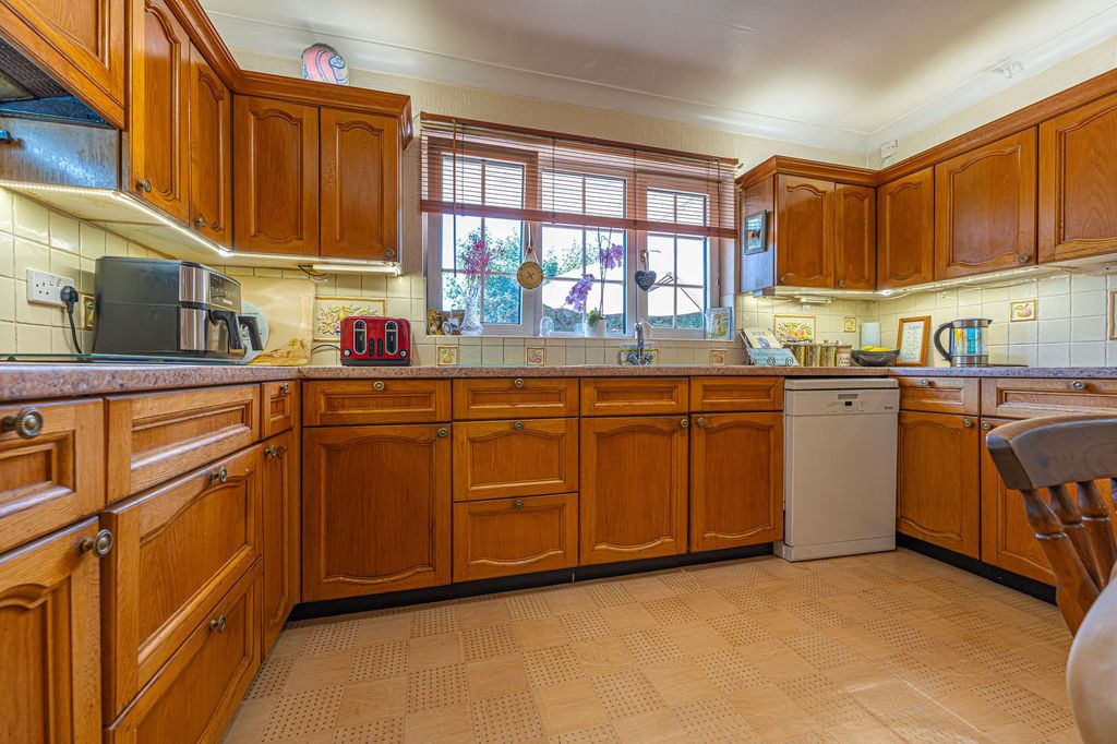 Property photo 2 of 39