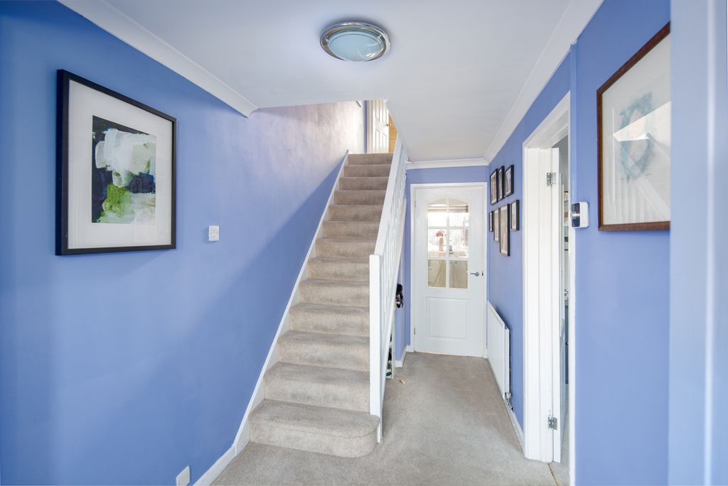 Property photo 3 of 20 Entrance Hall