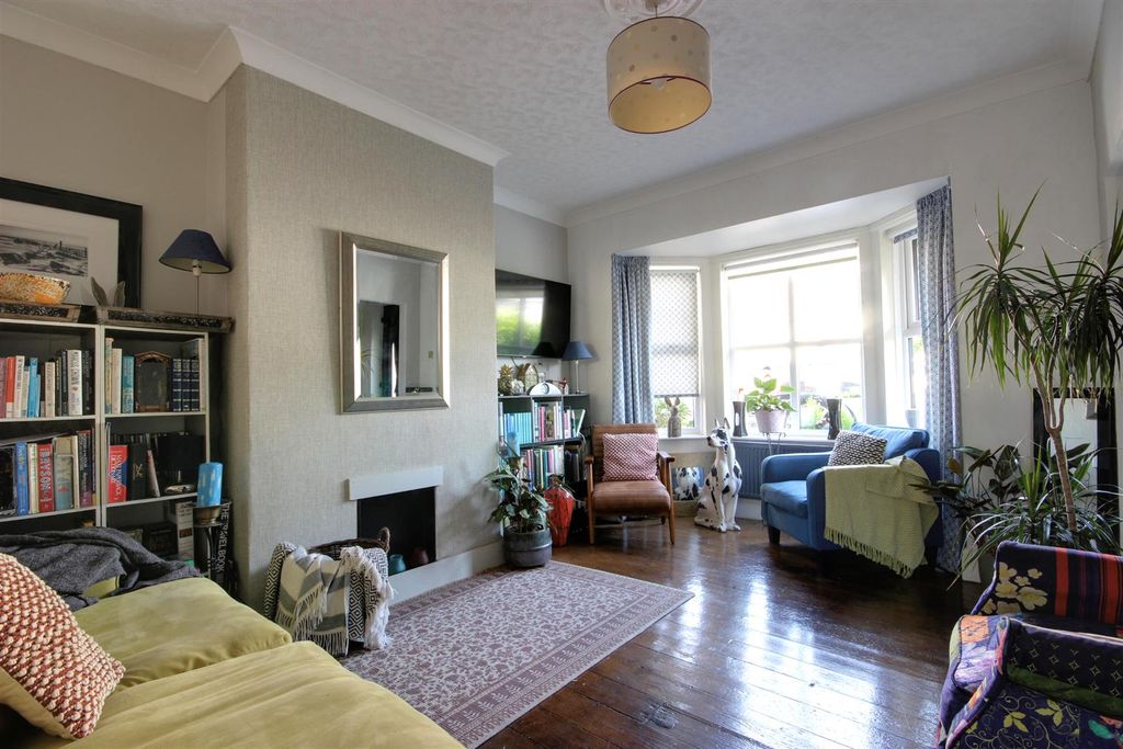 Property photo 2 of 28