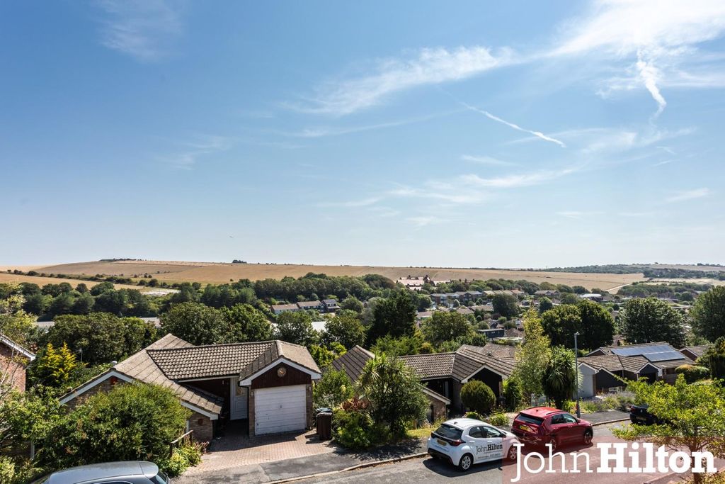 Property photo 3 of 32 Wanderdown Close-11.Jpg