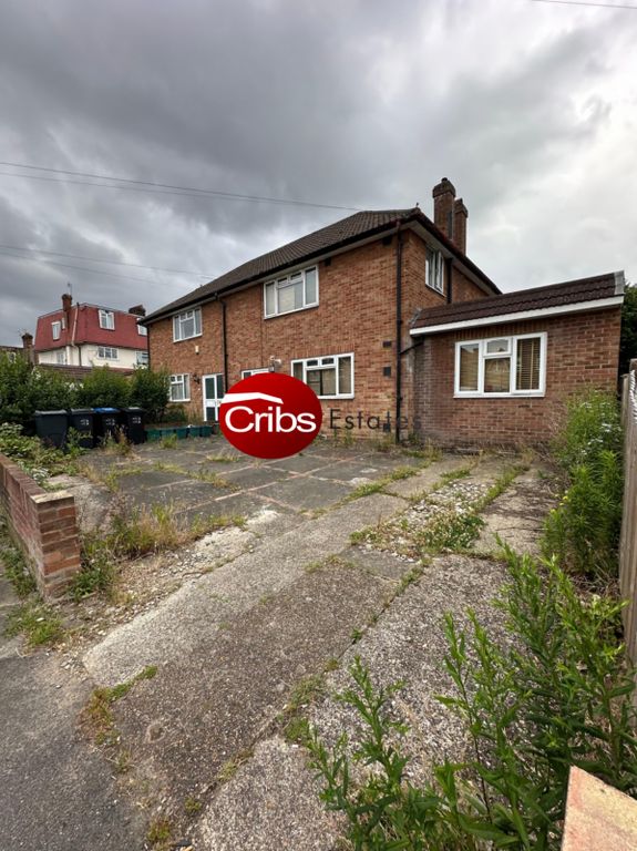 Property photo 1 of 6 En-Suite Double Room Available In Morden