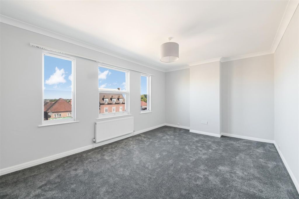 Property photo 2 of 16 London Road,520A-17.Jpg