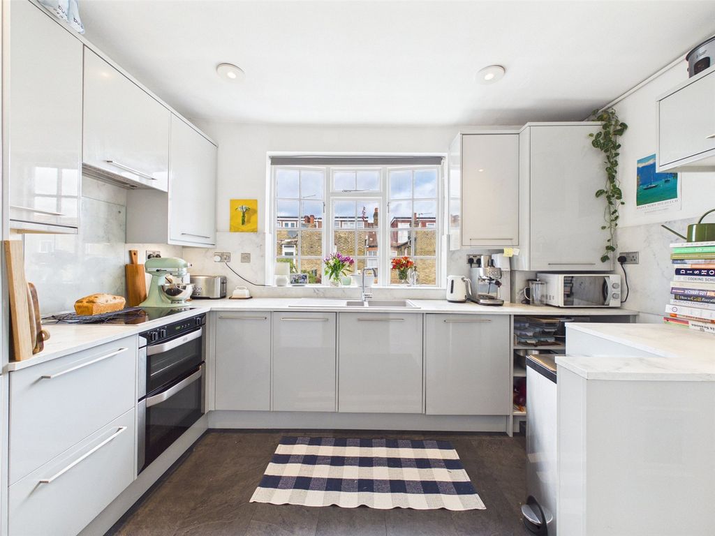 Property photo 2 of 8 Picture No. 16