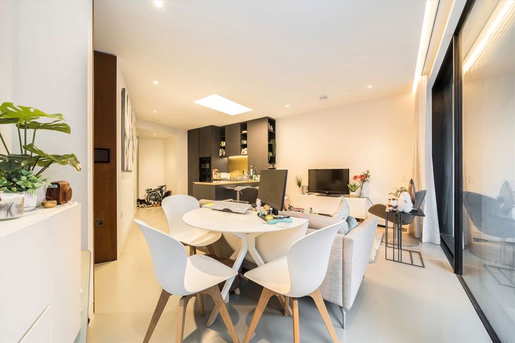 Property photo 2 of 8