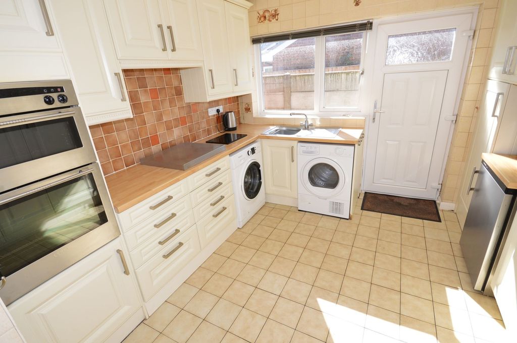Property photo 3 of 16 Kitchen
