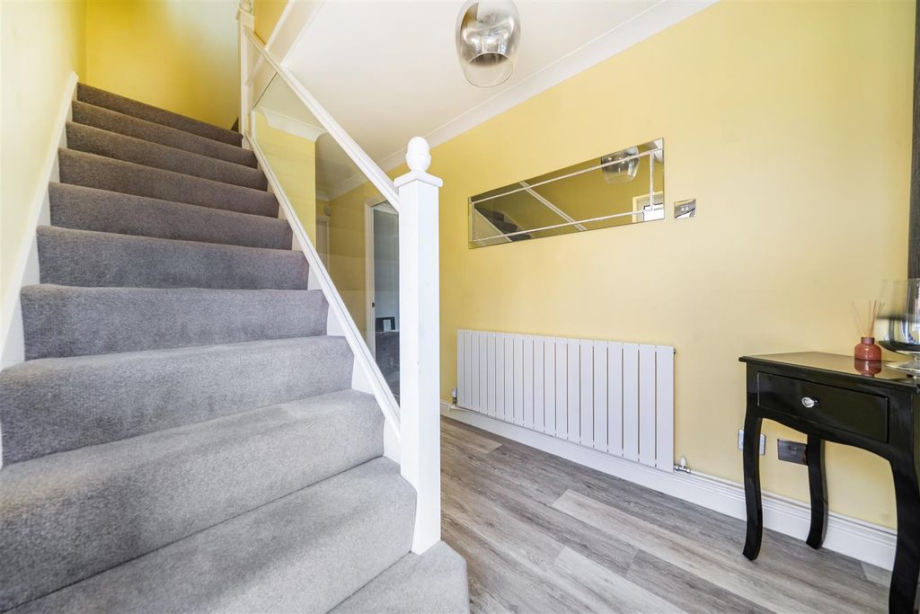 Property photo 2 of 20 Entrance Hall