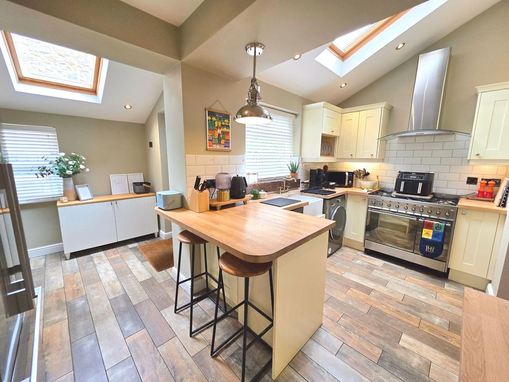 Property photo 3 of 11 Kitchen