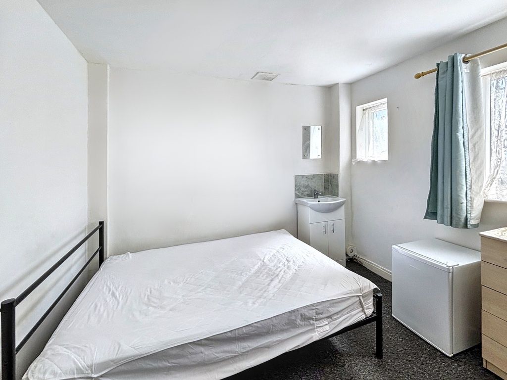 Property photo 1 of 6 Bright Double Bedroom With Private Vanity Sink...