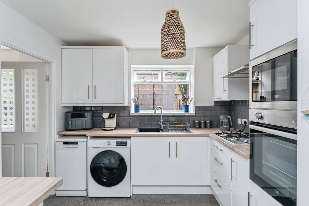 Property photo 3 of 17 Kitchen