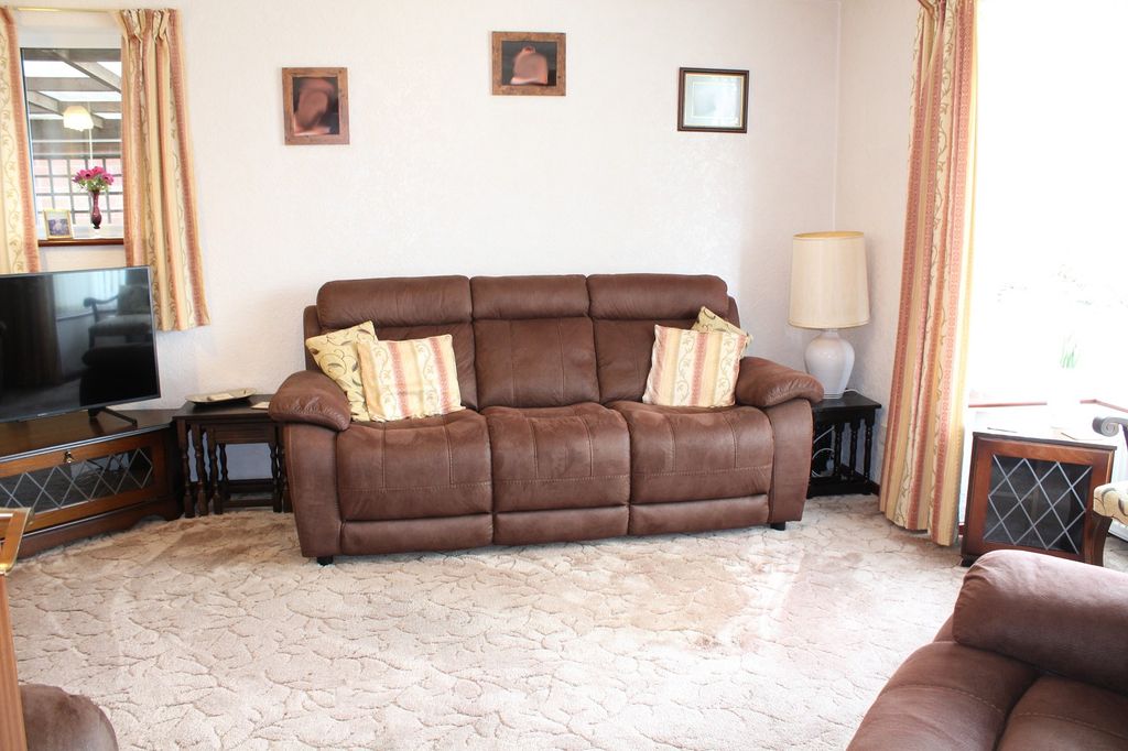 Property photo 3 of 12 Lounge Picture 2